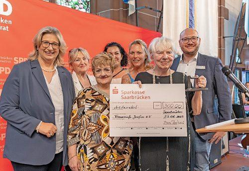 Der Verein Fraueninfo Josefine wurde für sein ehrenamtliches Engagement seit drei Jahrzehnten ausgezeichnet. Foto: Florian Korb / SPD-Stadtratsfraktion