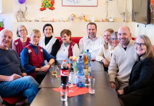 Minister zu Besuch bei Fraueninfo Josefine e.V.: Austausch beim gemeinsamen Mittagstisch